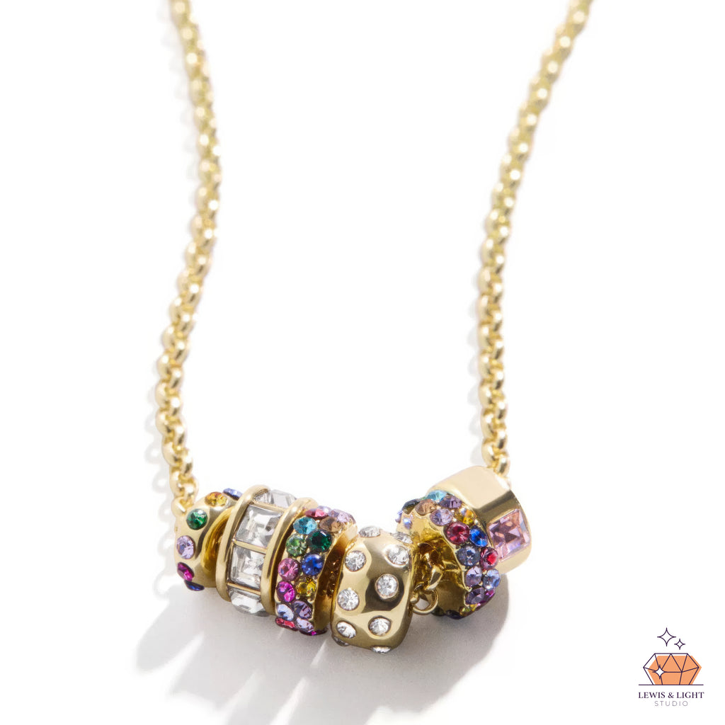 Collar con dije Renee de BaubleBar: latón con piedras de cristal de colores