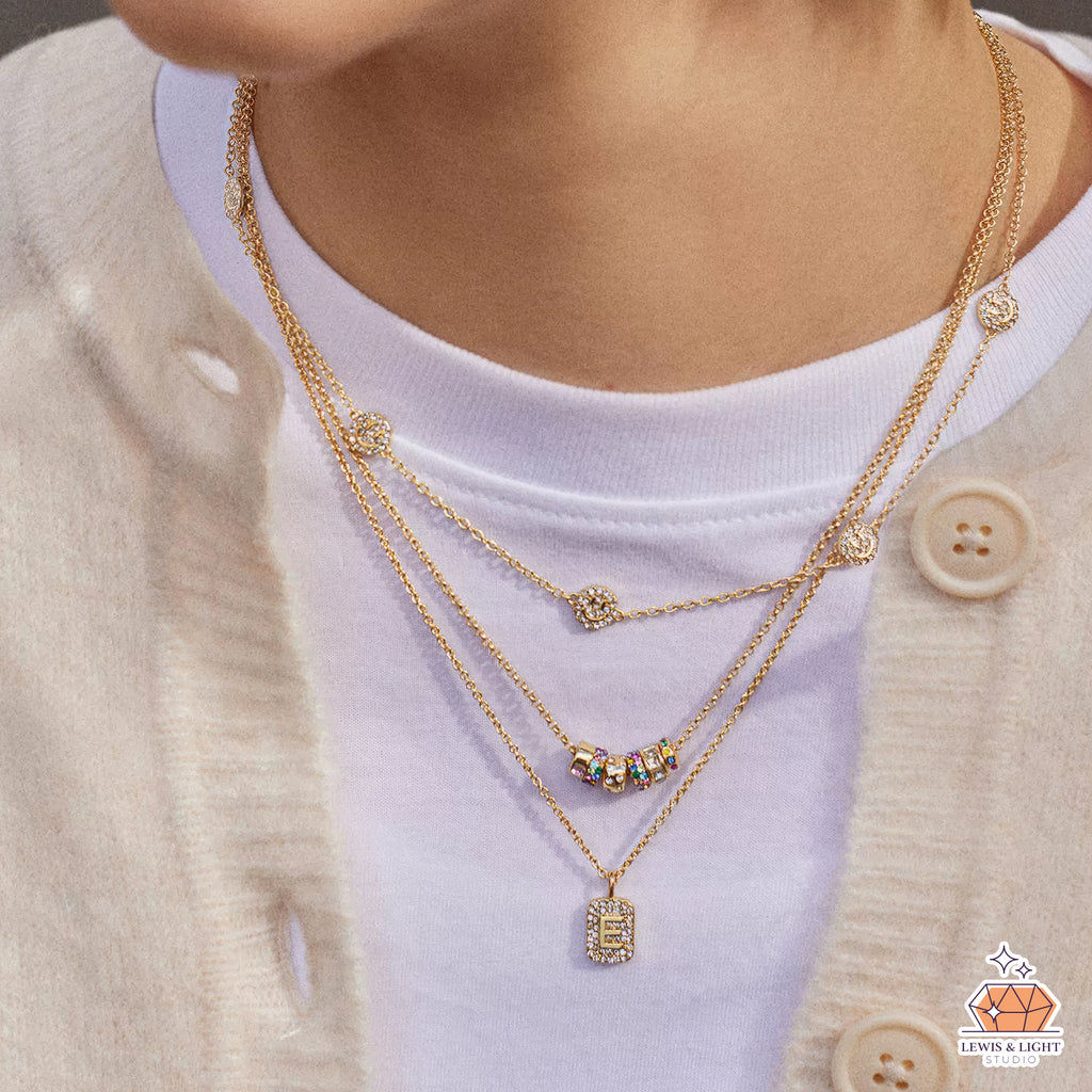 Collar con dije Renee de BaubleBar: latón con piedras de cristal de colores